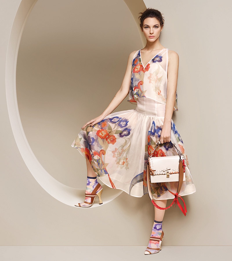model-with-bag_desktop_narrow